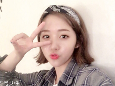 戴眼鏡的女生適合什么發(fā)型 女生戴眼鏡好看的發(fā)型 戴眼鏡的女生適合什么發(fā)型 女生戴眼鏡好看的發(fā)型