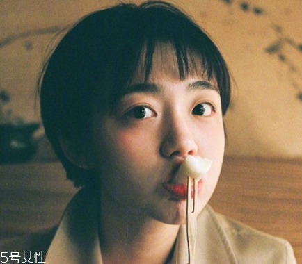 戴眼鏡的女生適合什么發(fā)型 女生戴眼鏡好看的發(fā)型 戴眼鏡的女生適合什么發(fā)型 女生戴眼鏡好看的發(fā)型