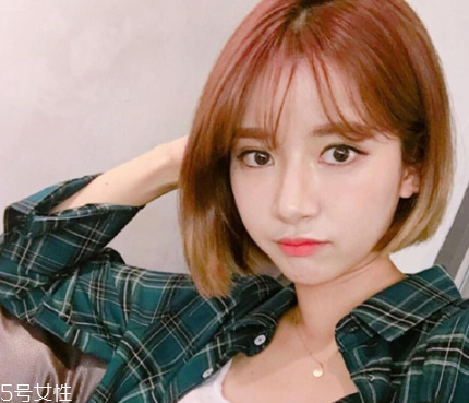 戴眼鏡的女生適合什么發(fā)型 女生戴眼鏡好看的發(fā)型 戴眼鏡的女生適合什么發(fā)型 女生戴眼鏡好看的發(fā)型