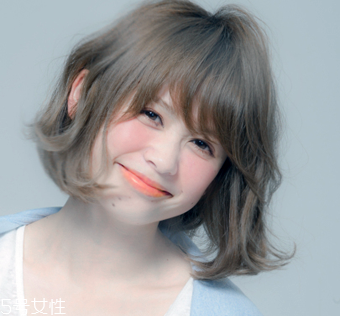 戴眼鏡的女生適合什么發(fā)型 女生戴眼鏡好看的發(fā)型 戴眼鏡的女生適合什么發(fā)型 女生戴眼鏡好看的發(fā)型