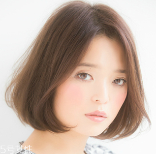 戴眼鏡的女生適合什么發(fā)型 女生戴眼鏡好看的發(fā)型 戴眼鏡的女生適合什么發(fā)型 女生戴眼鏡好看的發(fā)型