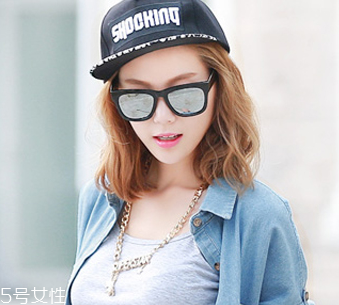 戴眼鏡的女生適合什么發(fā)型 女生戴眼鏡好看的發(fā)型 戴眼鏡的女生適合什么發(fā)型 女生戴眼鏡好看的發(fā)型