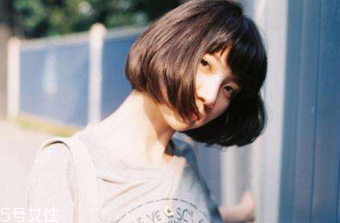 戴眼鏡的女生適合什么發(fā)型 女生戴眼鏡好看的發(fā)型 戴眼鏡的女生適合什么發(fā)型 女生戴眼鏡好看的發(fā)型