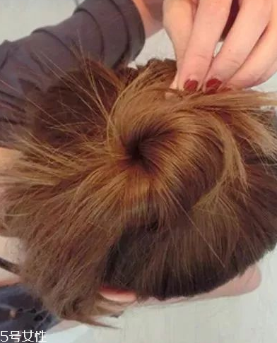 圓臉丸子頭怎么扎好看 圓臉怎么扎丸子頭 圓臉丸子頭怎么扎好看 圓臉怎么扎丸子頭