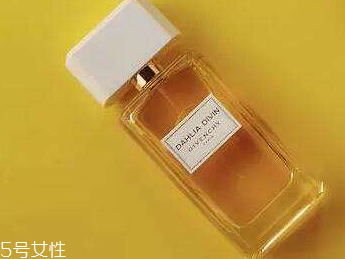 戴首飾能噴香水嗎？戴首飾噴香水注意什么