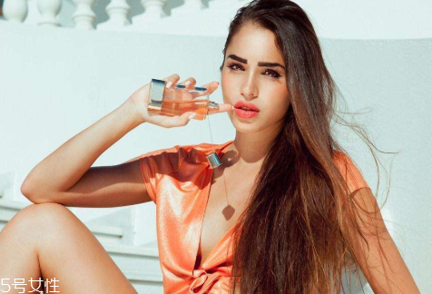 戴首飾能噴香水嗎？戴首飾噴香水注意什么