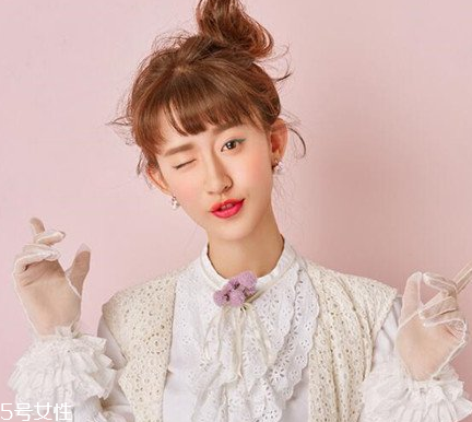 圓臉丸子頭怎么扎好看 圓臉怎么扎丸子頭 圓臉丸子頭怎么扎好看 圓臉怎么扎丸子頭