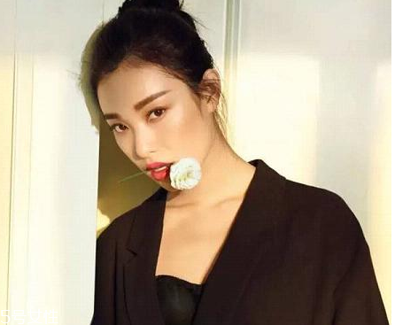 圓臉丸子頭怎么扎好看 圓臉怎么扎丸子頭 圓臉丸子頭怎么扎好看 圓臉怎么扎丸子頭