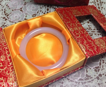 玉髓手鐲什么顏色好？玉髓手鐲顏色推薦