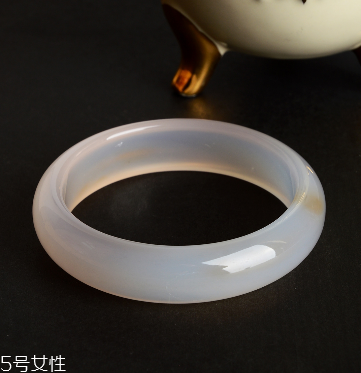 玉髓手鐲戴哪只手？玉髓手鐲戴左手還是右手？