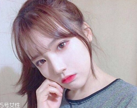 齊劉海怎么變空氣劉海 齊劉海變空氣劉海圖解 齊劉海怎么變空氣劉海 齊劉海變空氣劉海圖解