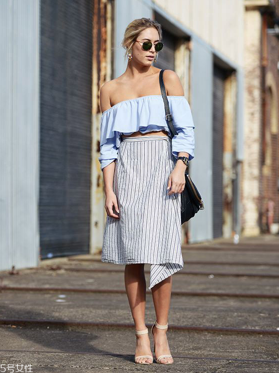 一字肩上衣怎么搭配 穿一字肩穿什么內(nèi)衣 一字肩上衣怎么搭配 穿一字肩穿什么內(nèi)衣