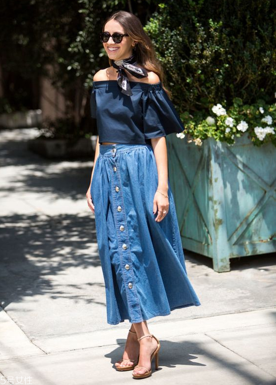 一字肩上衣怎么搭配 穿一字肩穿什么內(nèi)衣 一字肩上衣怎么搭配 穿一字肩穿什么內(nèi)衣