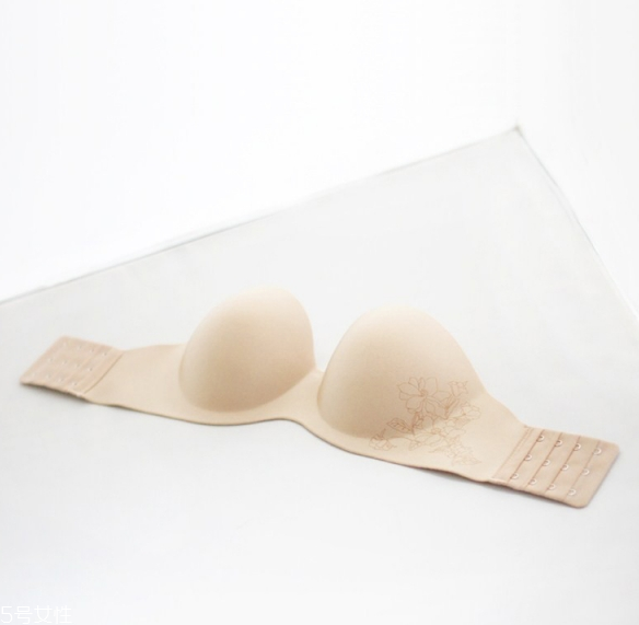 一字肩上衣怎么搭配 穿一字肩穿什么內(nèi)衣 一字肩上衣怎么搭配 穿一字肩穿什么內(nèi)衣