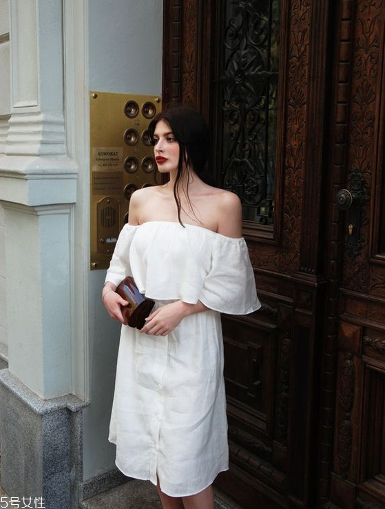 一字肩上衣怎么搭配 穿一字肩穿什么內(nèi)衣 一字肩上衣怎么搭配 穿一字肩穿什么內(nèi)衣