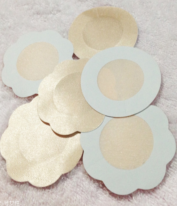 一字肩上衣怎么搭配 穿一字肩穿什么內(nèi)衣 一字肩上衣怎么搭配 穿一字肩穿什么內(nèi)衣