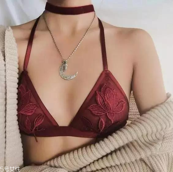 一字肩上衣怎么搭配 穿一字肩穿什么內(nèi)衣 一字肩上衣怎么搭配 穿一字肩穿什么內(nèi)衣