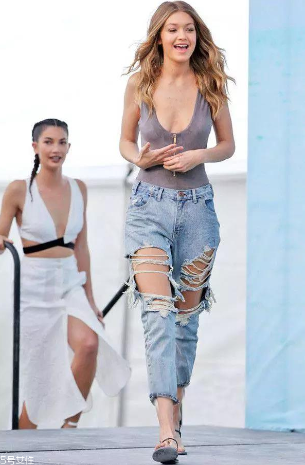 一字肩上衣怎么搭配 穿一字肩穿什么內(nèi)衣 一字肩上衣怎么搭配 穿一字肩穿什么內(nèi)衣