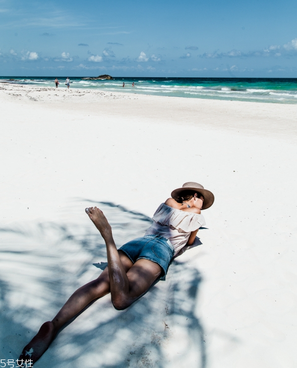 一字肩上衣怎么搭配 穿一字肩穿什么內(nèi)衣 一字肩上衣怎么搭配 穿一字肩穿什么內(nèi)衣