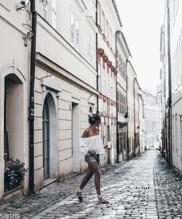 一字肩上衣怎么搭配 穿一字肩穿什么內(nèi)衣 一字肩上衣怎么搭配 穿一字肩穿什么內(nèi)衣