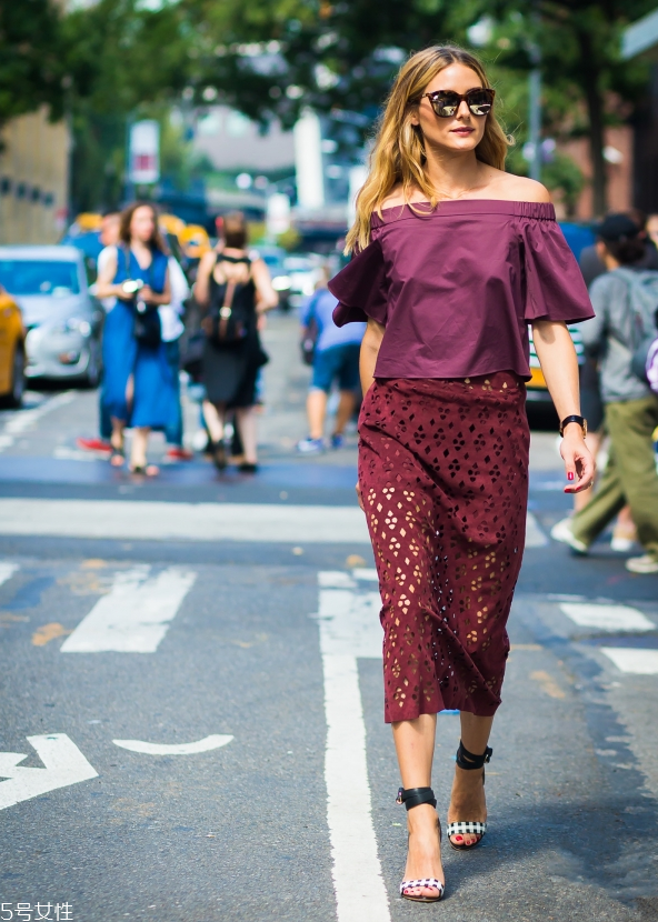 一字肩上衣怎么搭配 穿一字肩穿什么內(nèi)衣 一字肩上衣怎么搭配 穿一字肩穿什么內(nèi)衣