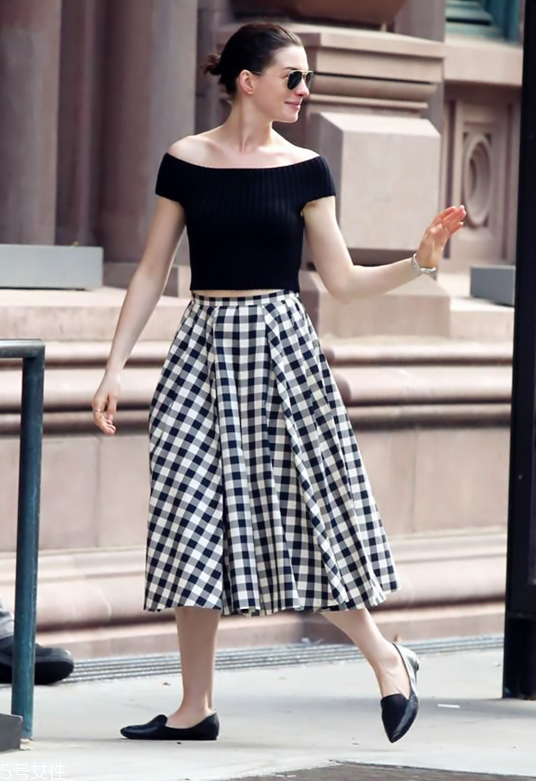 一字肩上衣怎么搭配 穿一字肩穿什么內(nèi)衣 一字肩上衣怎么搭配 穿一字肩穿什么內(nèi)衣