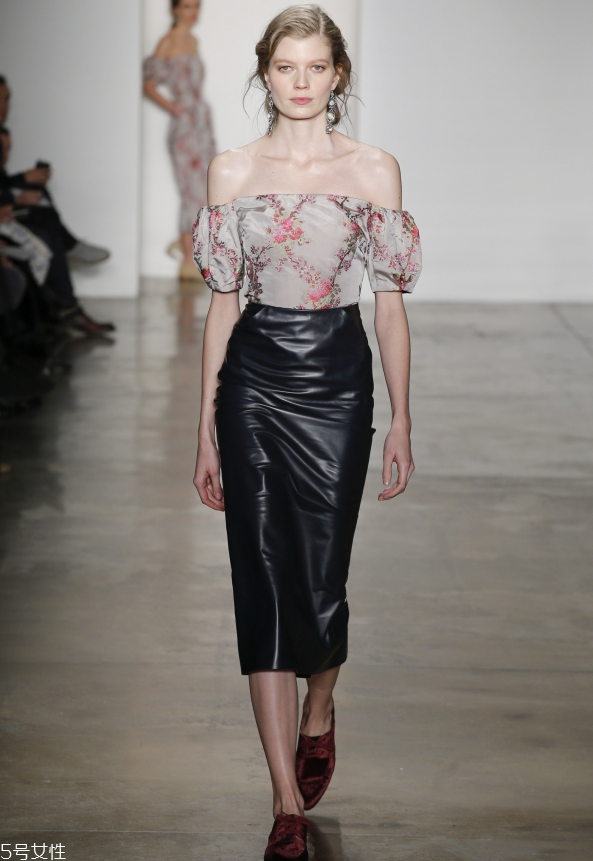 一字肩上衣怎么搭配 穿一字肩穿什么內(nèi)衣 一字肩上衣怎么搭配 穿一字肩穿什么內(nèi)衣