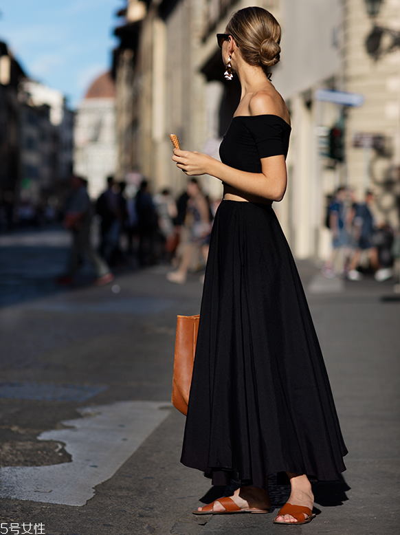 一字肩上衣怎么搭配 穿一字肩穿什么內(nèi)衣 一字肩上衣怎么搭配 穿一字肩穿什么內(nèi)衣