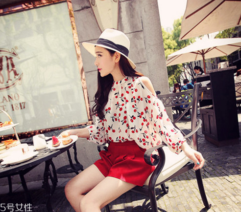 一字肩上衣怎么搭配 穿一字肩穿什么內(nèi)衣 一字肩上衣怎么搭配 穿一字肩穿什么內(nèi)衣