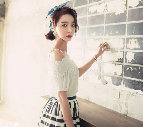 一字肩上衣怎么搭配 穿一字肩穿什么內(nèi)衣 一字肩上衣怎么搭配 穿一字肩穿什么內(nèi)衣