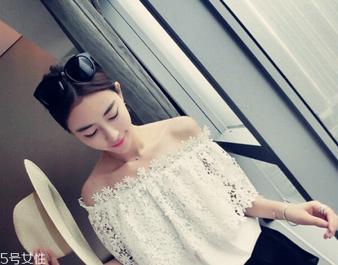 一字肩上衣怎么搭配 穿一字肩穿什么內(nèi)衣 一字肩上衣怎么搭配 穿一字肩穿什么內(nèi)衣