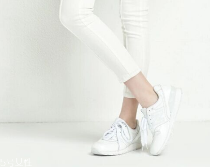 涼鞋磨腳怎么辦 涼鞋打腳怎么辦妙招 涼鞋磨腳怎么辦 涼鞋打腳怎么辦妙招