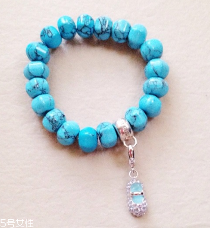 綠松石發(fā)黃怎么回事？綠松石手串發(fā)黃了怎么處理？