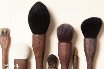 化妝刷能用洗潔精洗嗎？洗潔精清洗化妝刷的方法