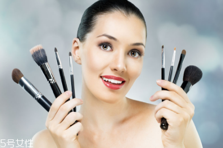 為什么化妝臉上癢 化妝后臉癢怎么回事 為什么化妝臉上癢 化妝后臉癢怎么回事