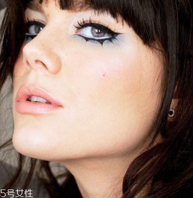 萬(wàn)圣節(jié)蝙蝠眼妝怎么畫(huà)？超簡(jiǎn)單的蝙蝠眼妝畫(huà)法