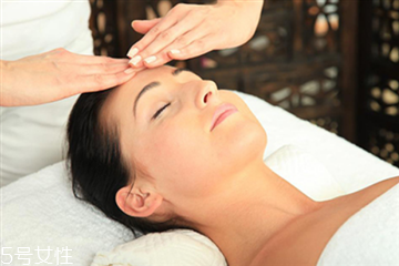 面部刮痧多久做一次好 面部刮痧間隔多長時(shí)間 面部刮痧多久做一次好 面部刮痧間隔多長時(shí)間