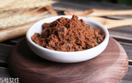 紅糖面膜用什么水稀釋？紅糖面膜用熱水還是冷水泡？