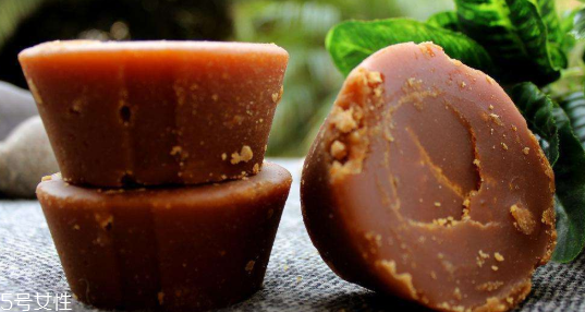 紅糖面膜用什么水稀釋？紅糖面膜用熱水還是冷水泡？