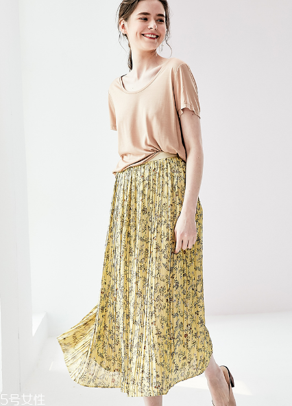 夏天穿碎花衣服好看嗎？碎花衣服搭配圖片