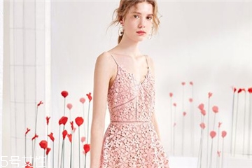 吊帶長(zhǎng)裙怎么搭配？吊帶長(zhǎng)裙搭配法則