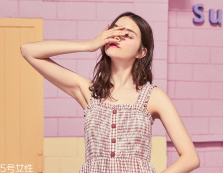 吊帶長(zhǎng)裙怎么搭配？吊帶長(zhǎng)裙搭配法則