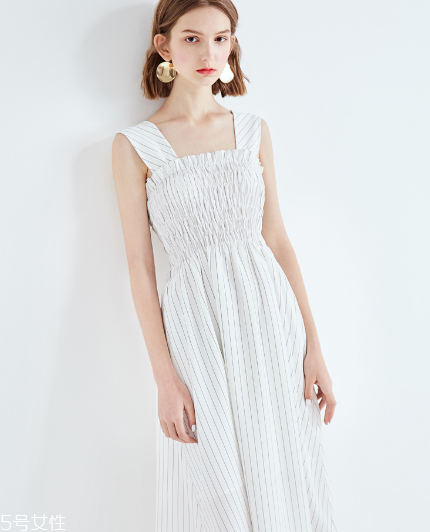 吊帶長(zhǎng)裙怎么搭配？吊帶長(zhǎng)裙搭配法則
