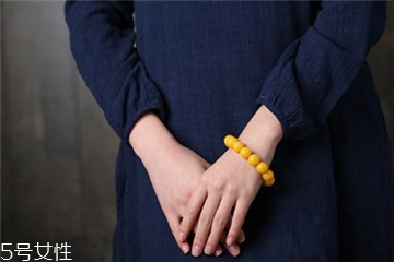 蜜蠟手串可以沾水嗎？蜜蠟手串能碰水嗎？