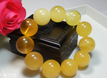 蜜蠟手串戴哪只手？蜜蠟手串佩戴講究