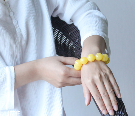 怎么鑒別蜜蠟手串真假？蜜蠟手串真假怎么看？