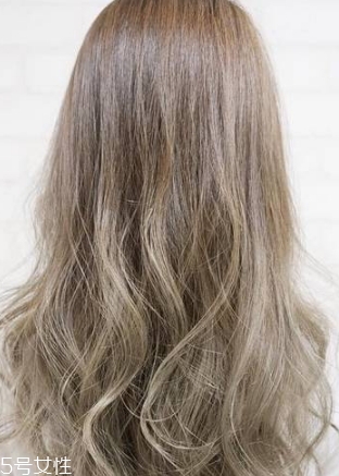 苦亞麻色頭發(fā)需要漂嗎？