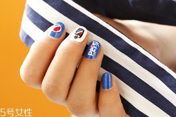 世界杯可樂美甲怎么做？世界杯主題可樂美甲教程