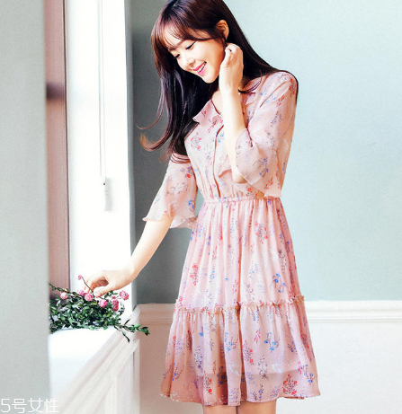 荷葉邊連衣裙怎么搭配？荷葉邊連衣裙搭配圖片