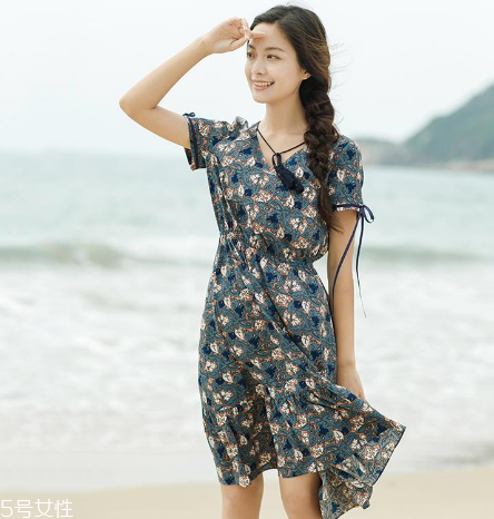 荷葉邊連衣裙怎么搭配？荷葉邊連衣裙搭配圖片